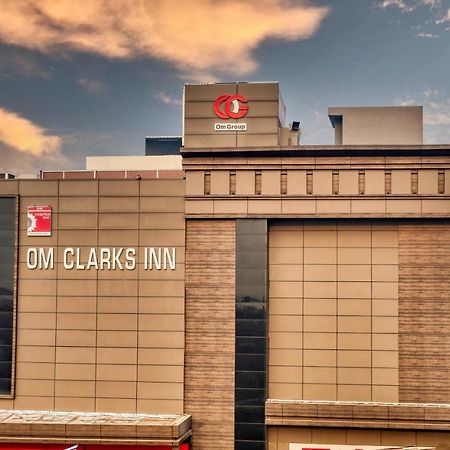 Om Clarks Inn Raebareli Exterior photo