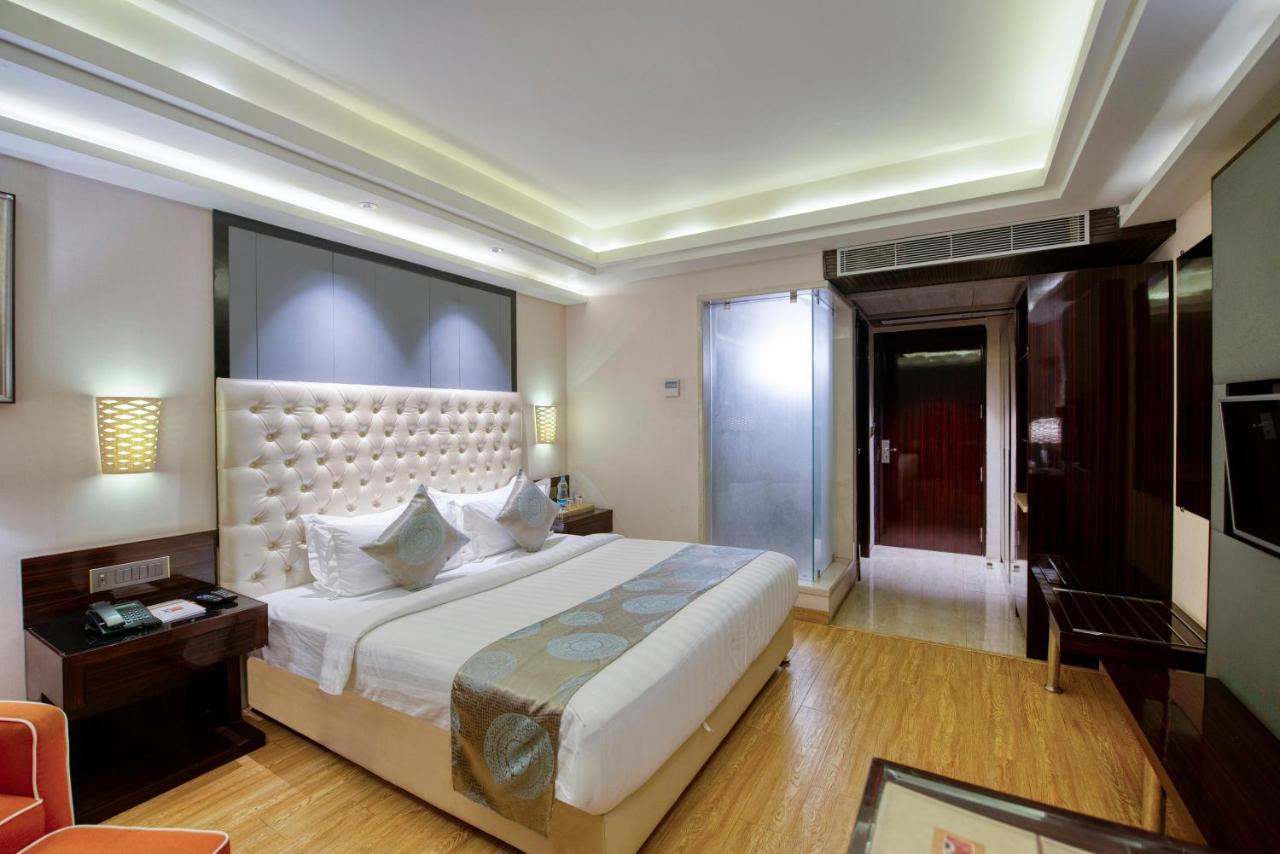 Om Clarks Inn Raebareli Exterior photo
