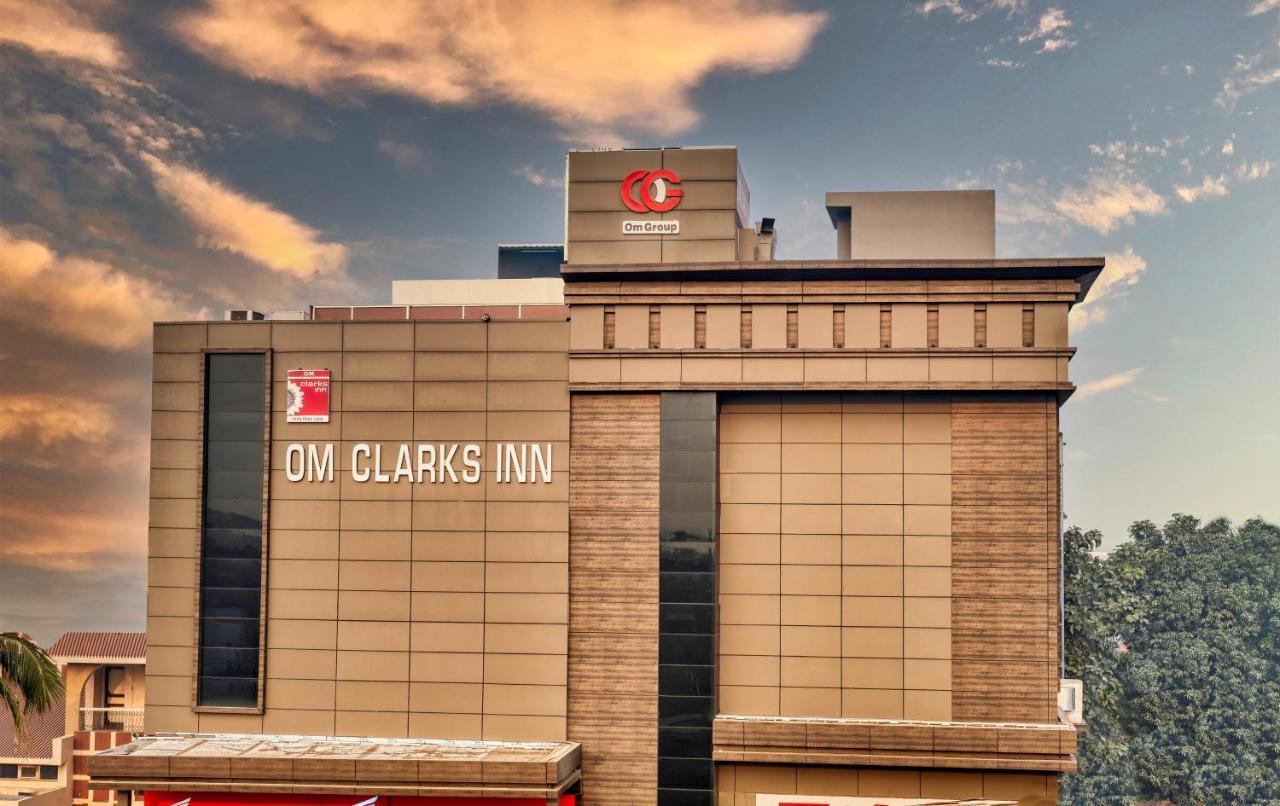 Om Clarks Inn Raebareli Exterior photo