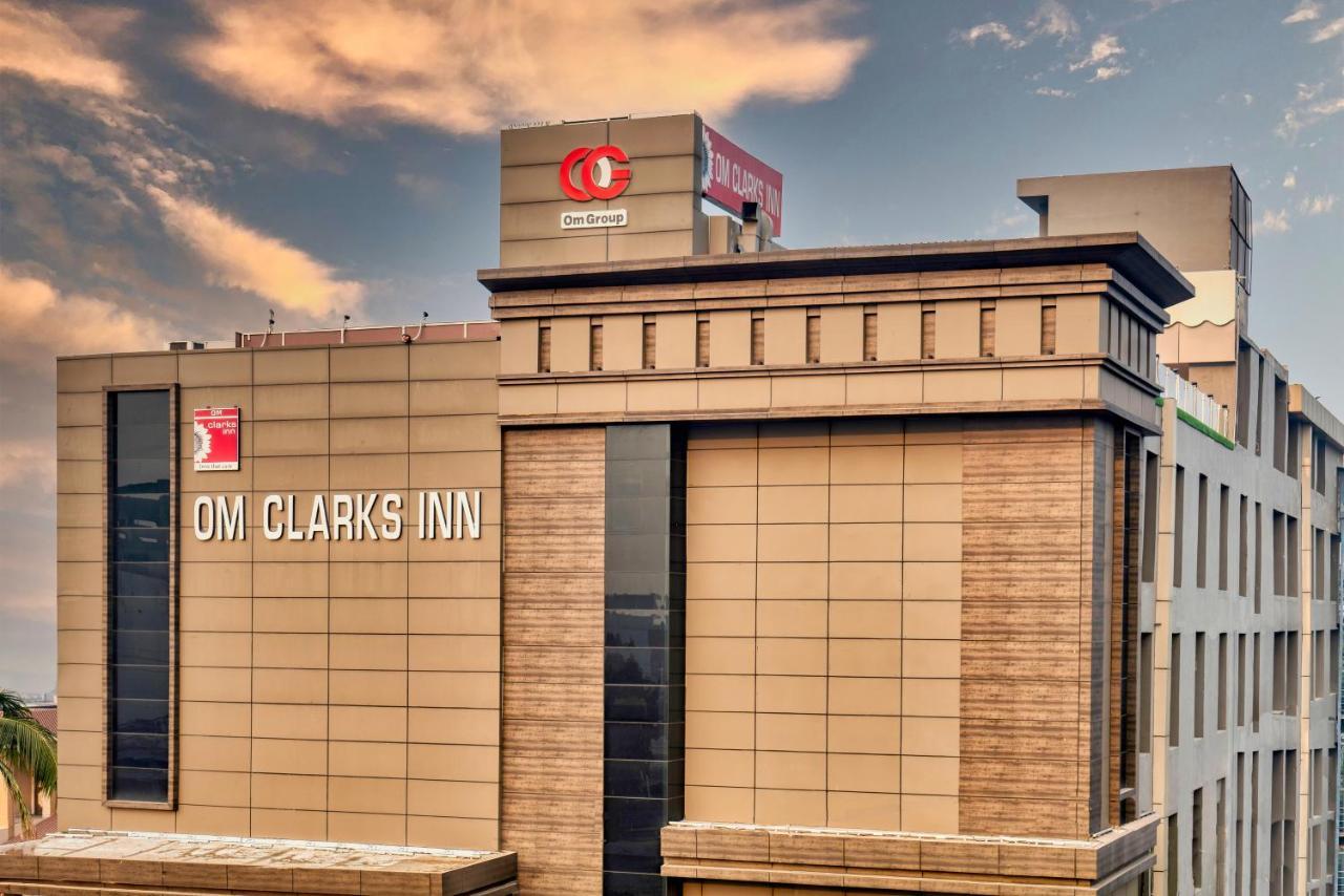 Om Clarks Inn Raebareli Exterior photo