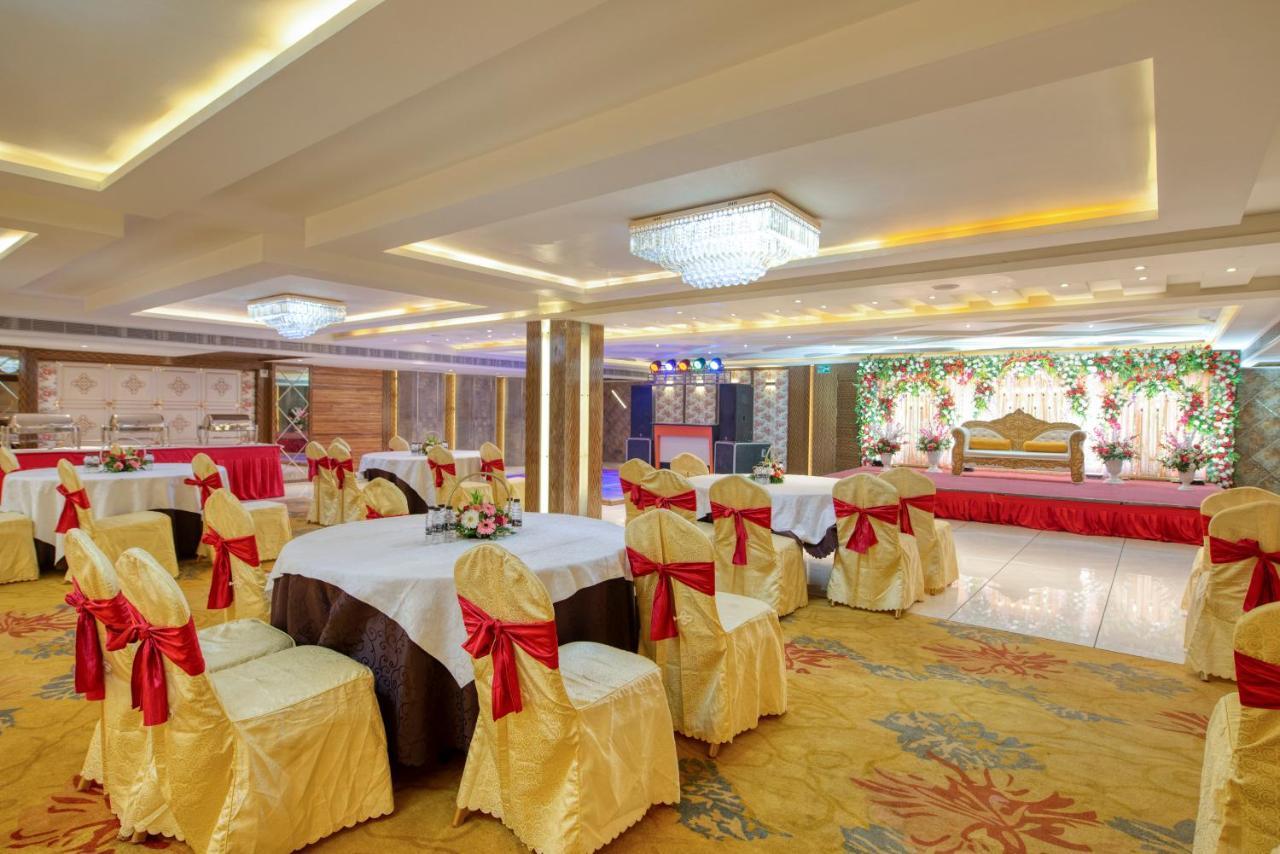 Om Clarks Inn Raebareli Exterior photo