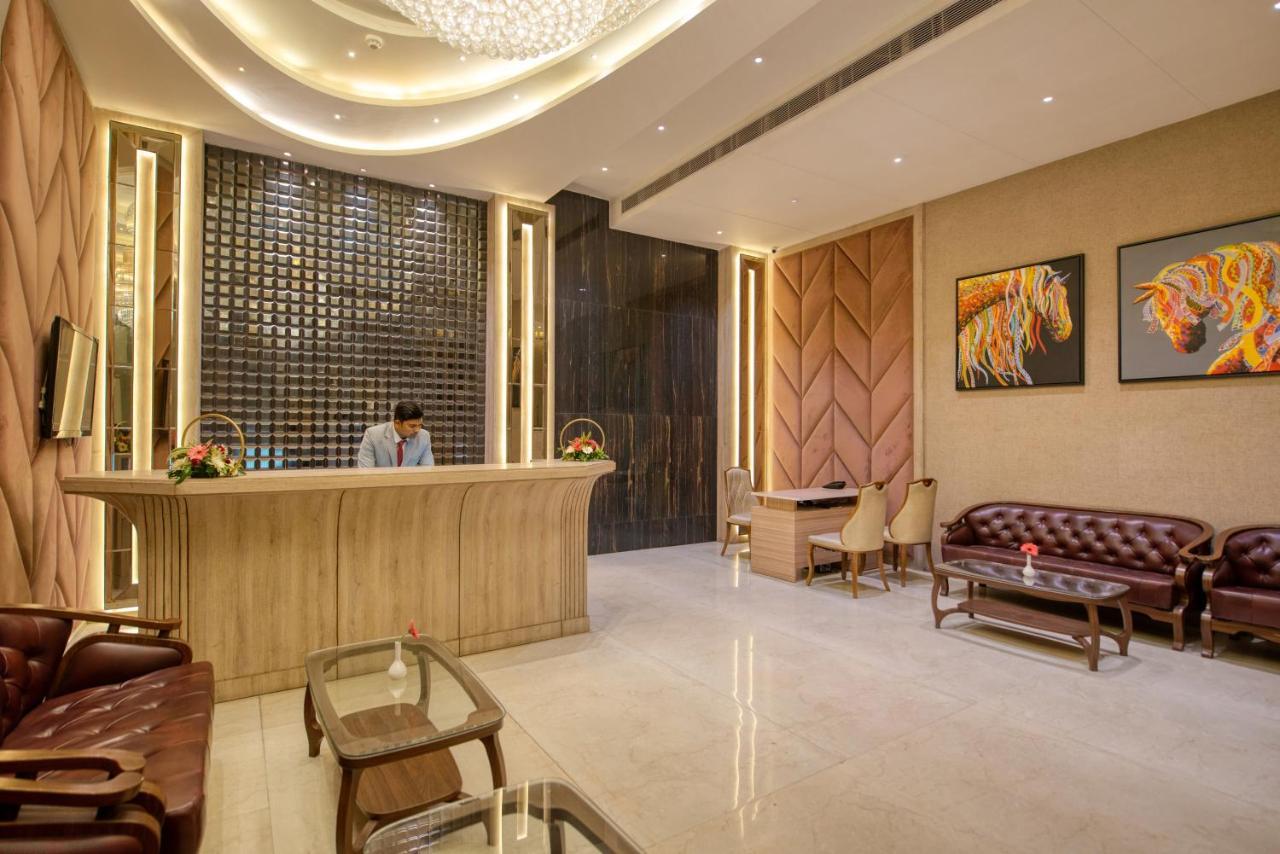Om Clarks Inn Raebareli Exterior photo