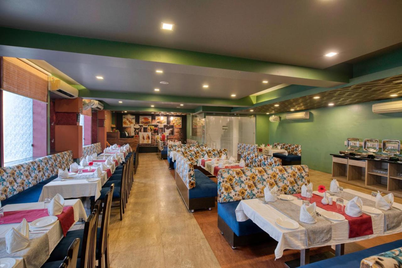 Om Clarks Inn Raebareli Exterior photo