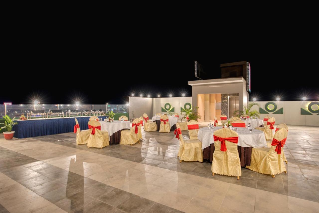 Om Clarks Inn Raebareli Exterior photo