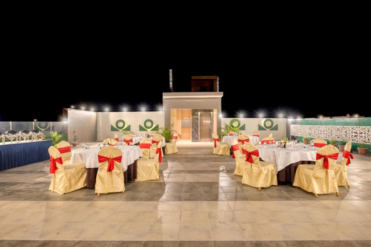 Om Clarks Inn Raebareli Exterior photo