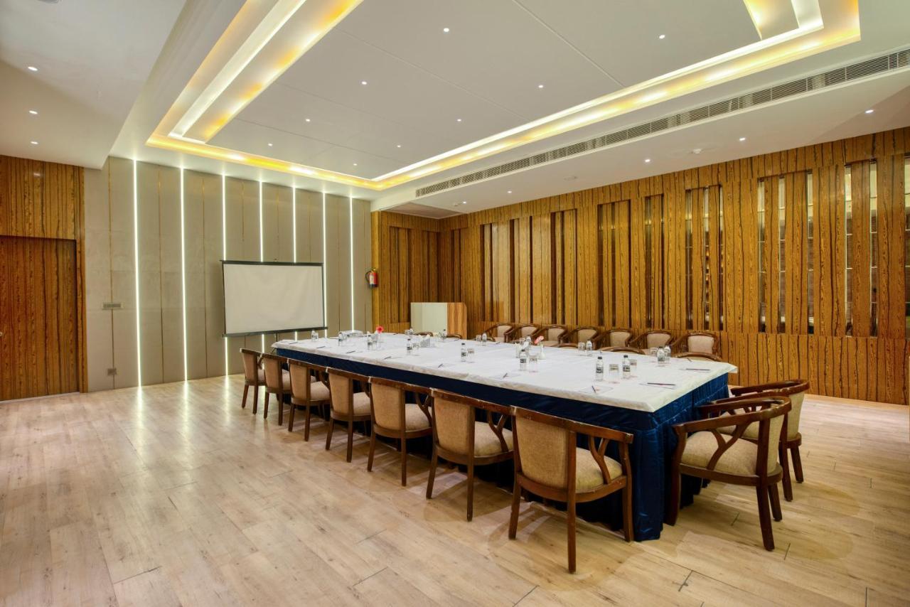 Om Clarks Inn Raebareli Exterior photo