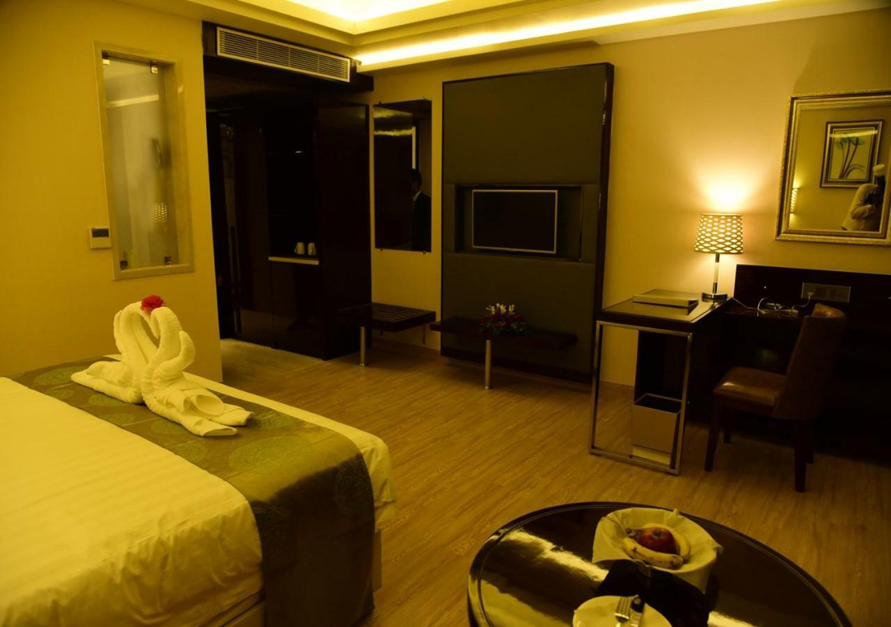 Om Clarks Inn Raebareli Exterior photo
