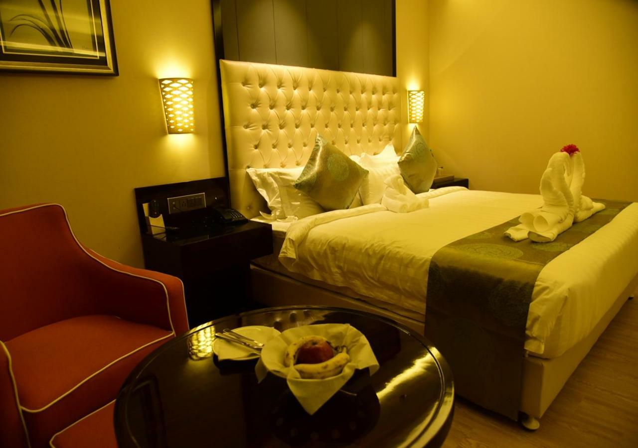 Om Clarks Inn Raebareli Exterior photo
