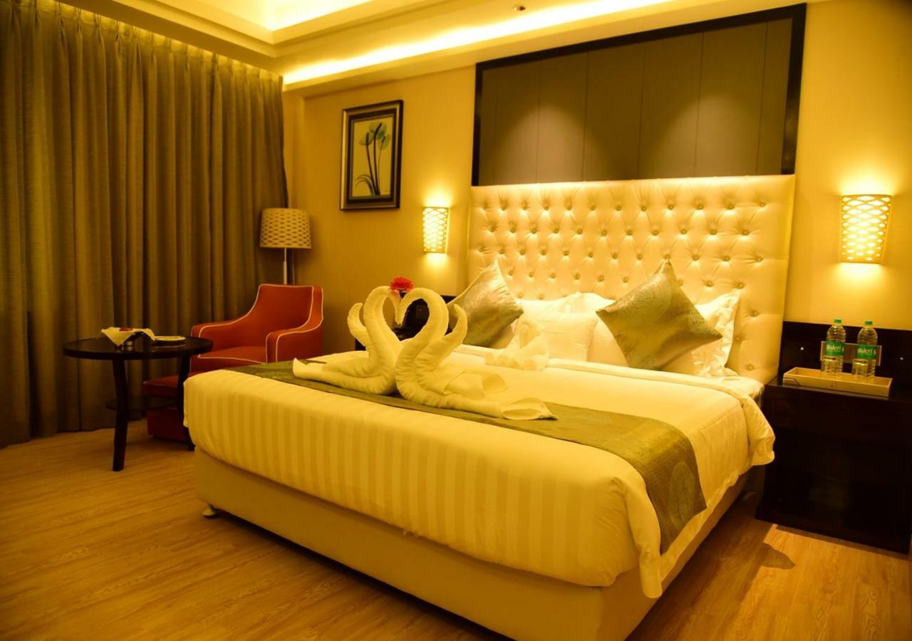 Om Clarks Inn Raebareli Exterior photo