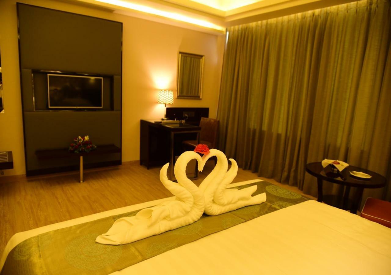 Om Clarks Inn Raebareli Exterior photo