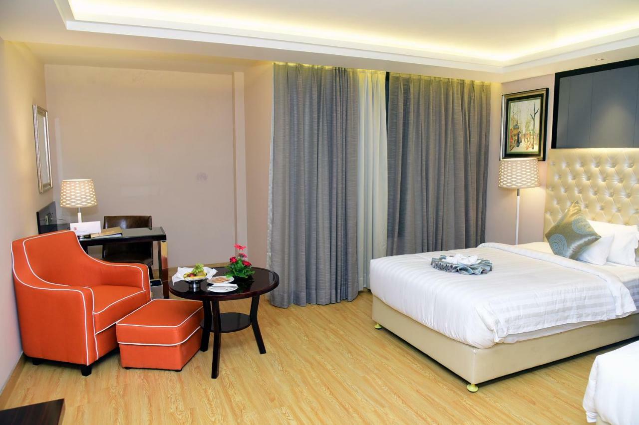 Om Clarks Inn Raebareli Exterior photo