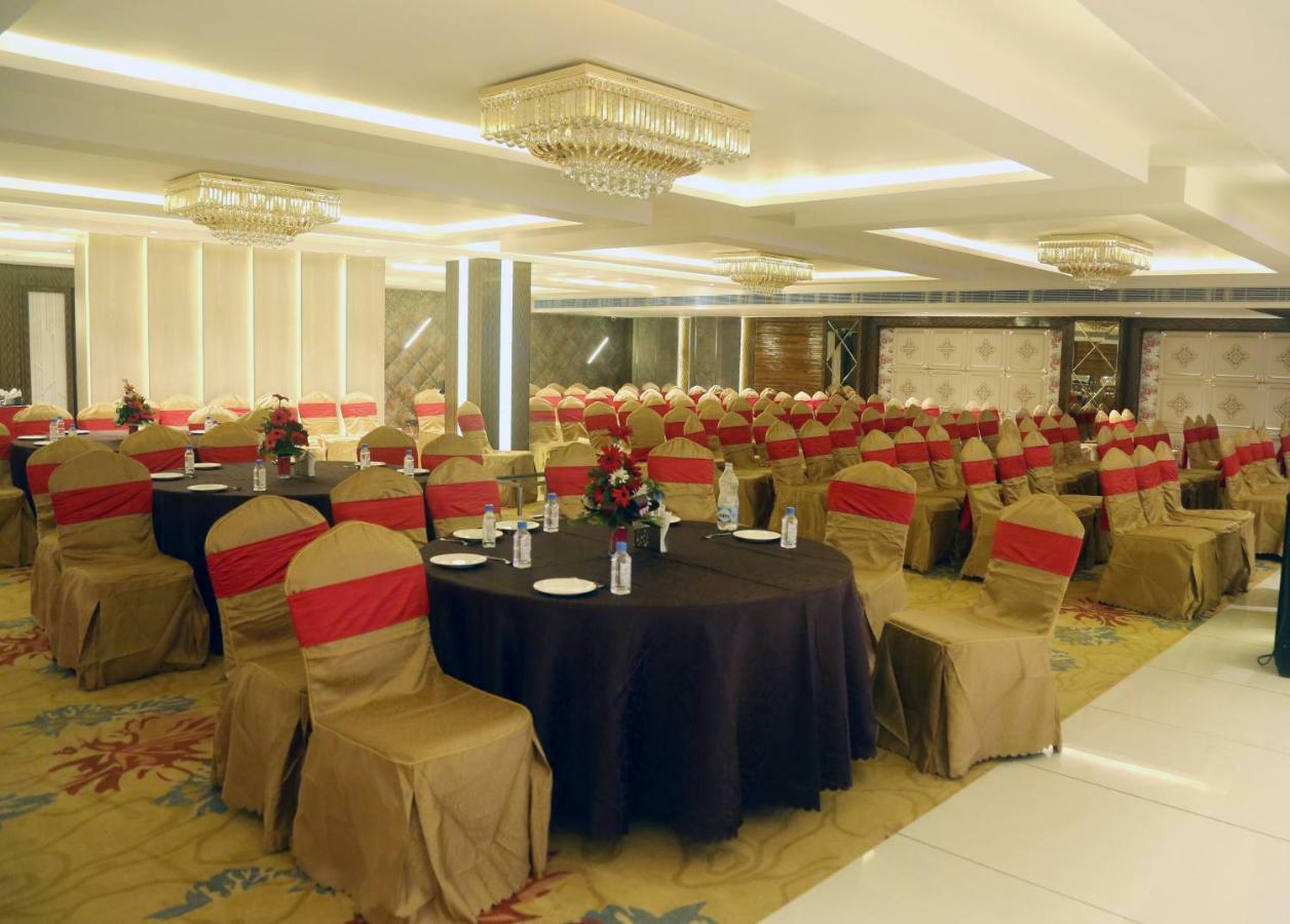 Om Clarks Inn Raebareli Exterior photo
