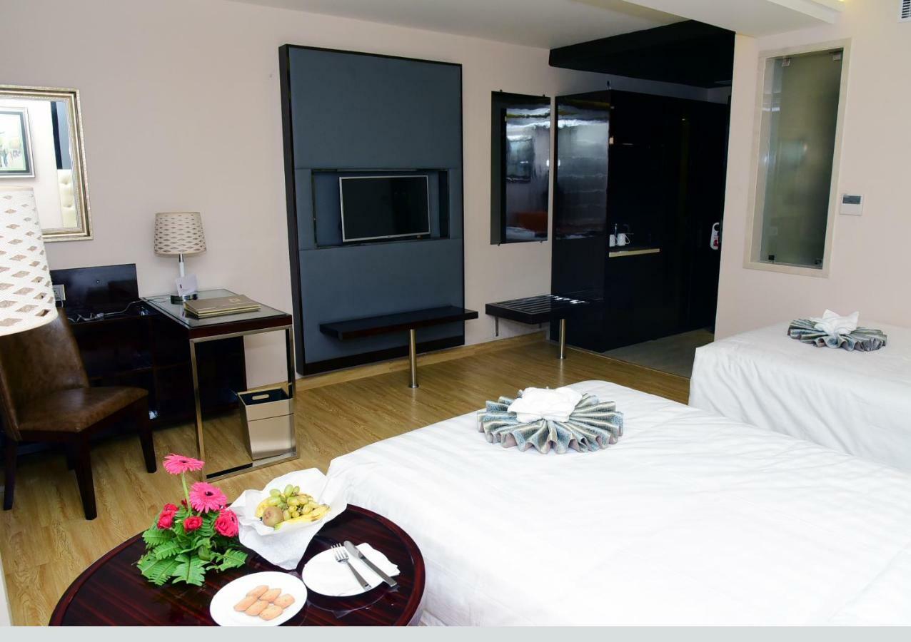 Om Clarks Inn Raebareli Exterior photo