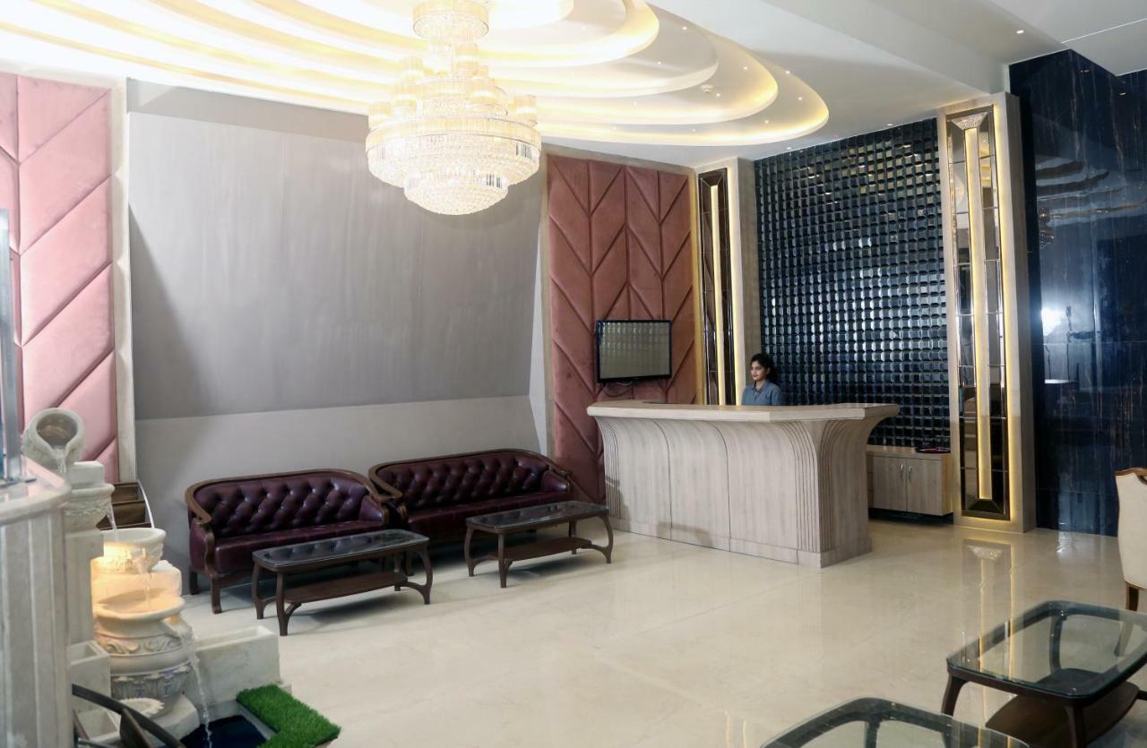Om Clarks Inn Raebareli Exterior photo