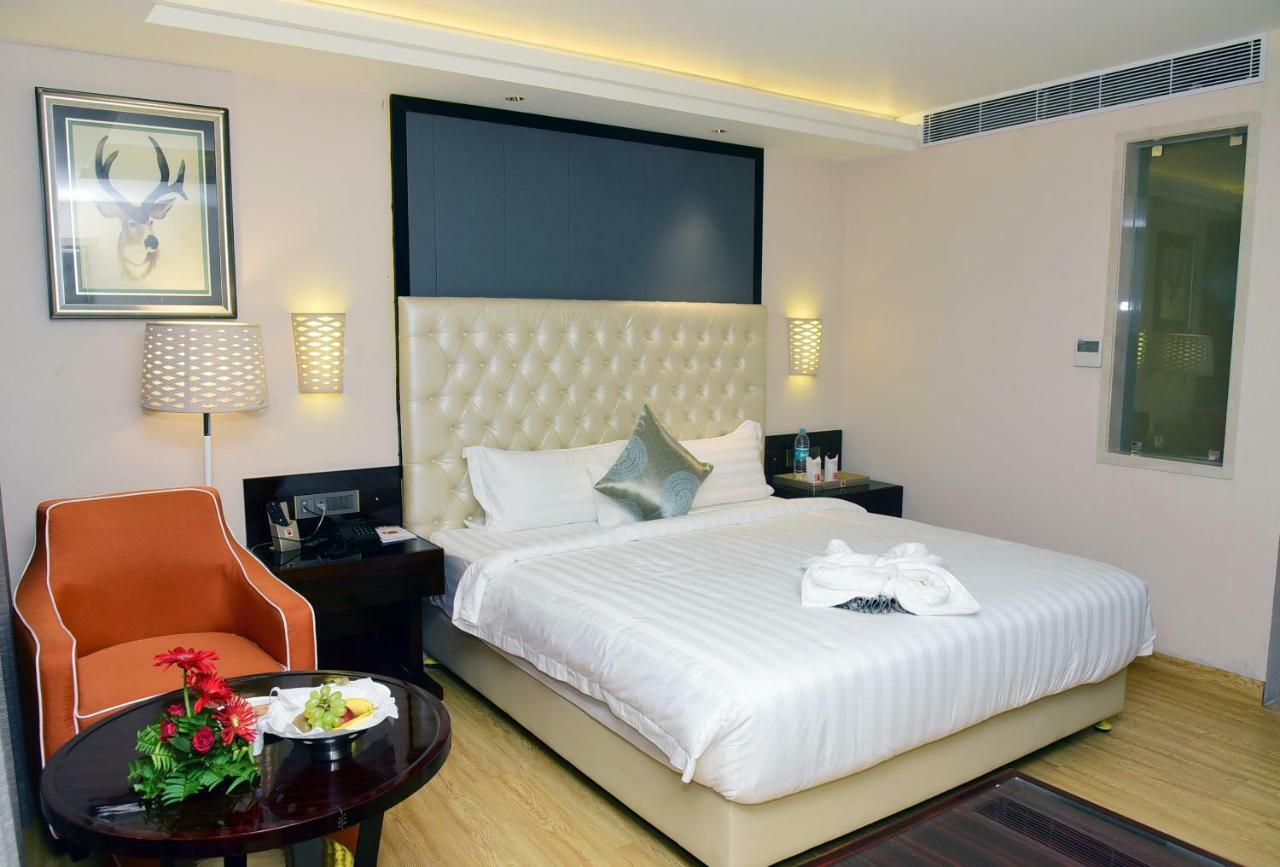 Om Clarks Inn Raebareli Exterior photo