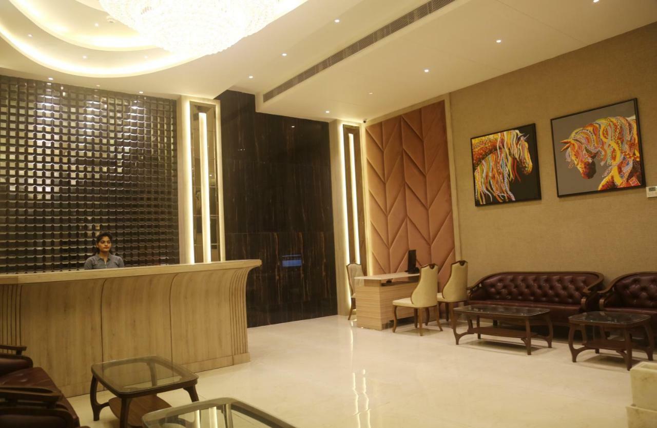 Om Clarks Inn Raebareli Exterior photo