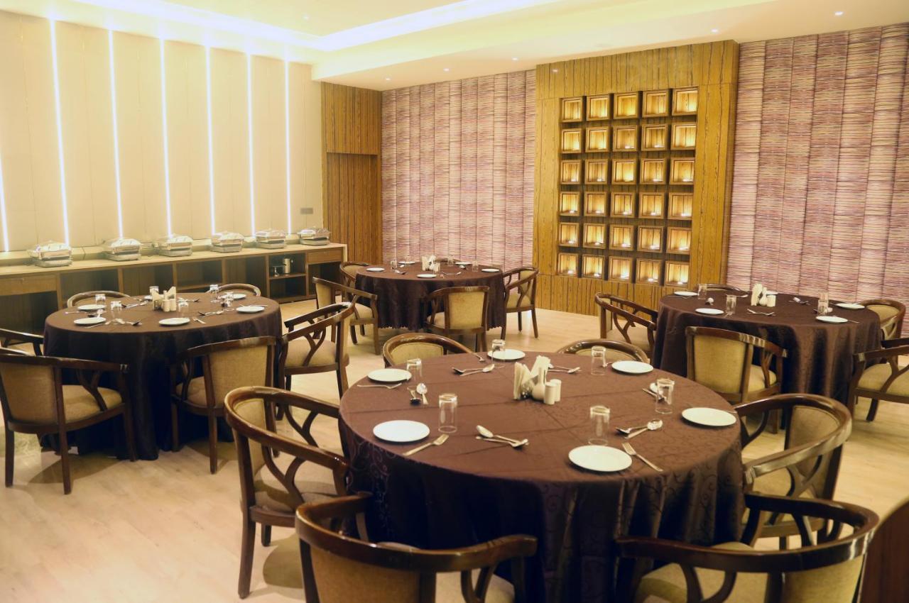 Om Clarks Inn Raebareli Exterior photo